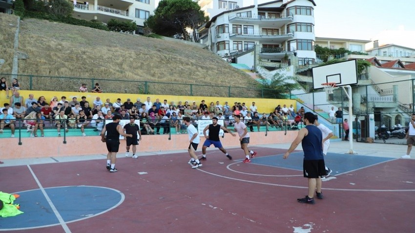  Gelibolu'da sokak basketbolu turnuvası heyecan dolu final maçlarıyla tamamlandı 