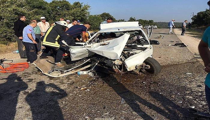 Otomobiller kafa kafaya çarpıştı: 2 ölü 