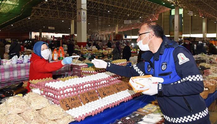 Pazar Yerinde Esnafa Maske ve Eldiven Dağıtıldı