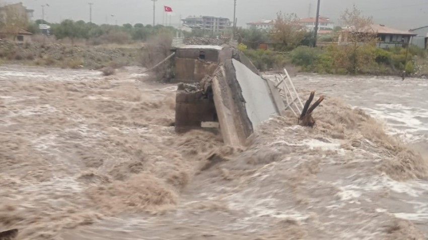 Çanakkale yolundaki köprü tamamen yıkıldı (VİDEO)