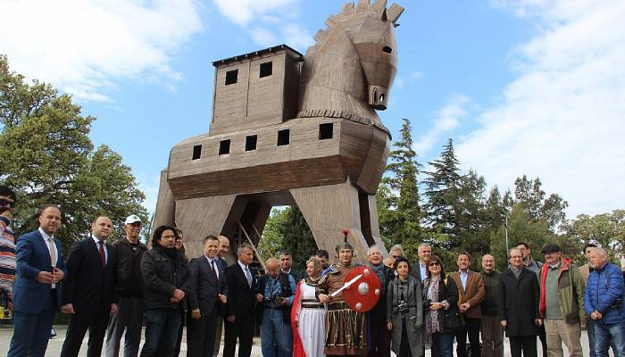  Turizm yazarları Troia ören yerinde