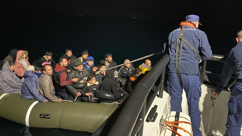 Ayvalık açıklarında 47 düzensiz göçmen yakalandı