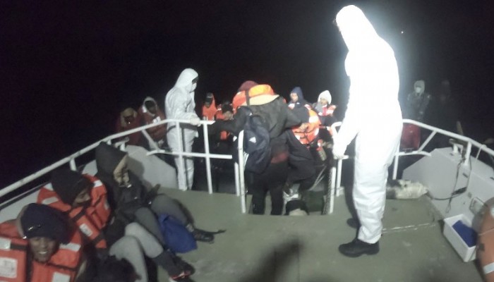 Lastik bottaki 46 kaçak göçmen kurtarıldı