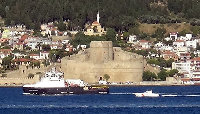 Rus askeri römorkörü Çanakkale Boğazı'ndan geçti (VİDEO)