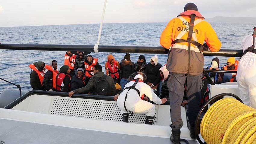 50 kaçak göçmen kurtarıldı