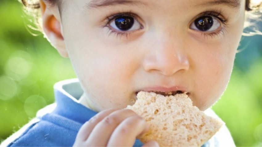  Bebekler ne zaman kendi kendine yemeye başlamalı? 
