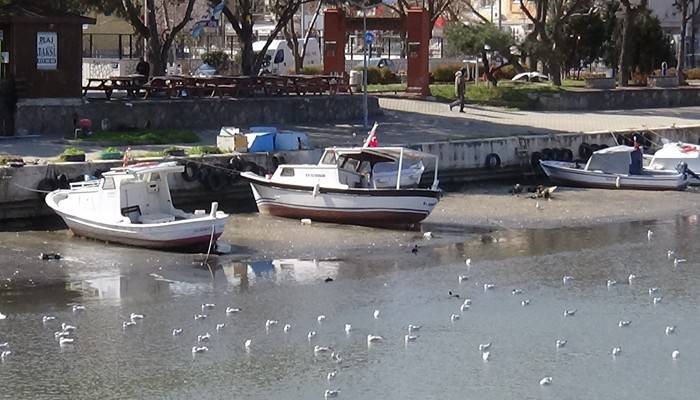 Sarıçay'da sular çekildi tekneler karaya oturdu (VİDEO)