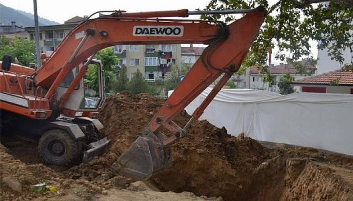 Şehir merkezinde kepçeyle define aradı