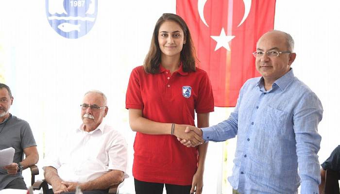 Çanakkale Belediyespor Kadın Voleybol Takımı imzaları attı