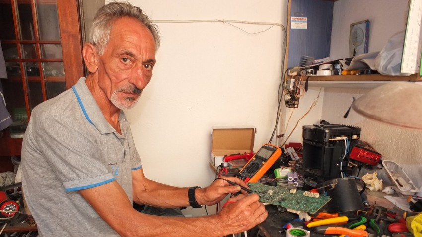 Emekli profesör, elektronik eşya tamircisi oldu