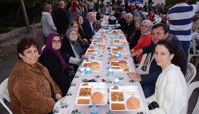 Lapseki Belediyesi'nin sokak iftarları devam ediyor