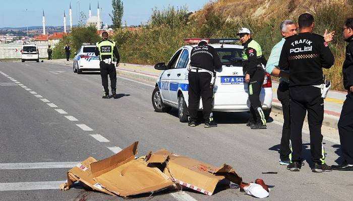  Yola fırlayan engelli oğlunu kurtarmak isterken can verdi