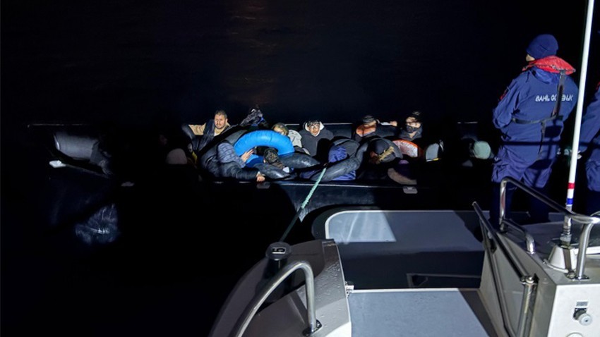 Ayvacık Açıklarında 16 Düzensiz Göçmen Yakalandı