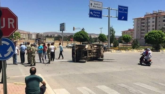 Kilis’te askeri araçla otomobil çarpıştı: 2 asker yaralı
