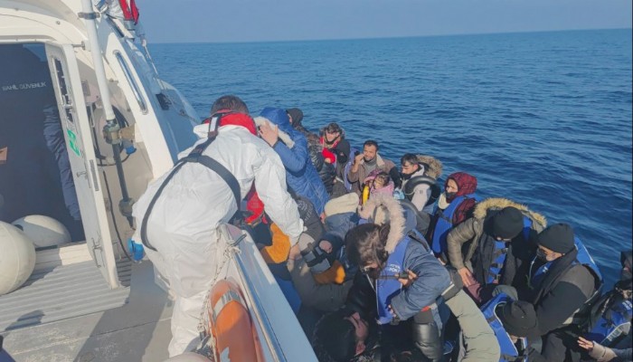 Lastik botta 56 kaçak göçmen kurtarıldı