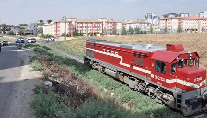 Trenin çarptığı motosikletli çocuk öldü
