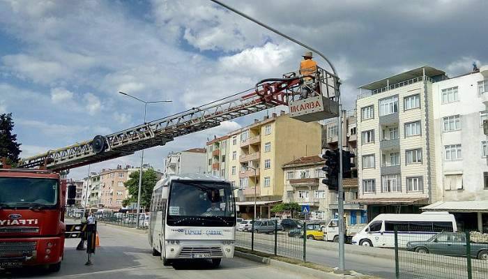 LAPSEKİ'DE TRAFİK SİNYALİZASYON ÇALIŞMALARI