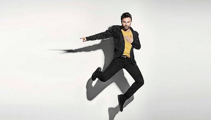 Megastar Tarkan'ın 'Yolla' klibi fizzy'de zirveye yerleşti