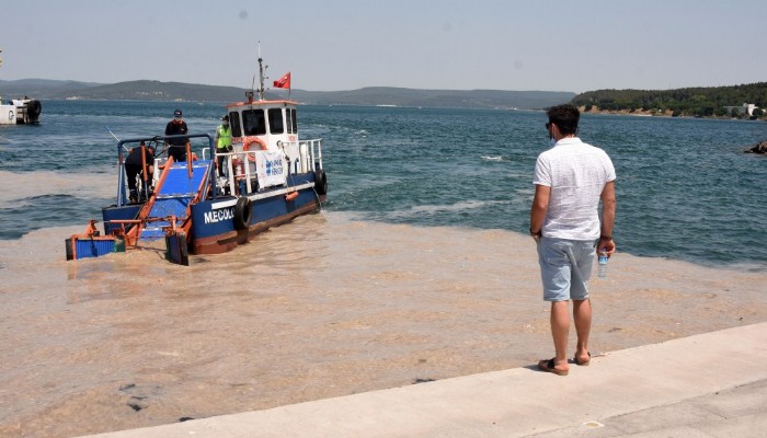 Çanakkale'de müsilaj deniz süpürgesiyle temizleniyor (VİDEO)