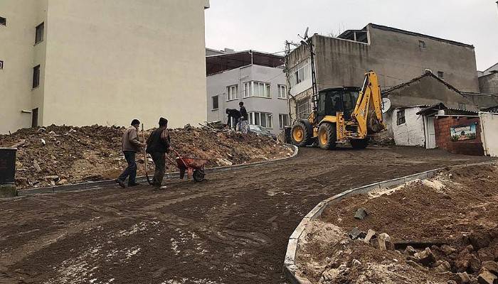 BİGA’DA KİLİT PARKE TAŞI DÖŞEME ÇALIŞMALARI TÜM HIZIYLA SÜRÜYOR