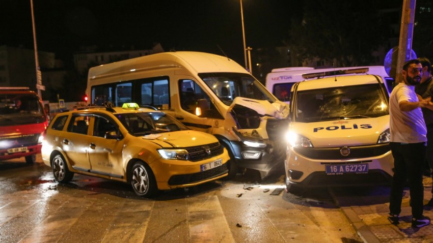 Polis aracı, taksi ve servisin karıştığı kazada 6 kişi yaralandı