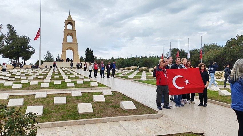 Çanakkale’de 57. Alay Şehitliği’nde Ziyaretçi Yoğunluğu Artıyor