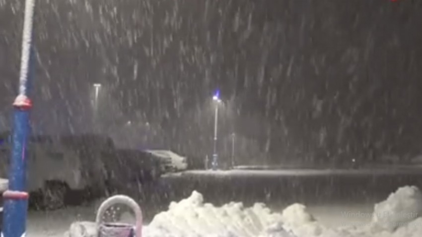 O kent merkezine mart ayında lapa lapa kar yağdı (VİDEO) 
