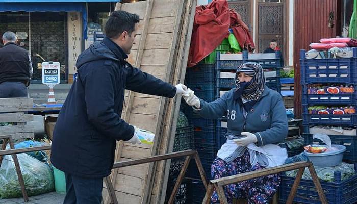 Lapseki'de halk pazarında esnaf ve vatandaşa eldiven dağıtıldı