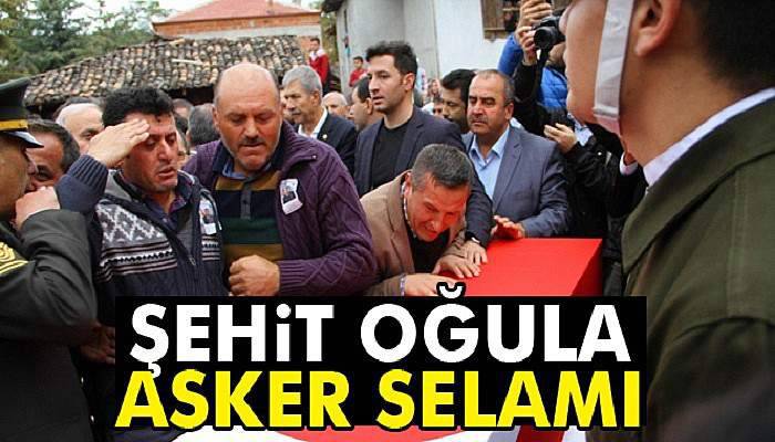 Şehit oğlunu asker selamı ile uğurladı