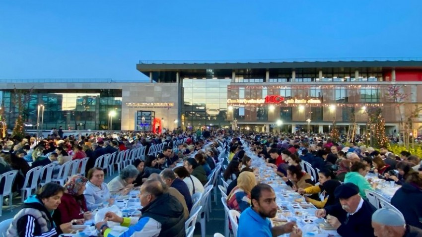  Çanakkale Belediyesi Kadir Gecesinde Binlerce Kişilik İftar Verdi