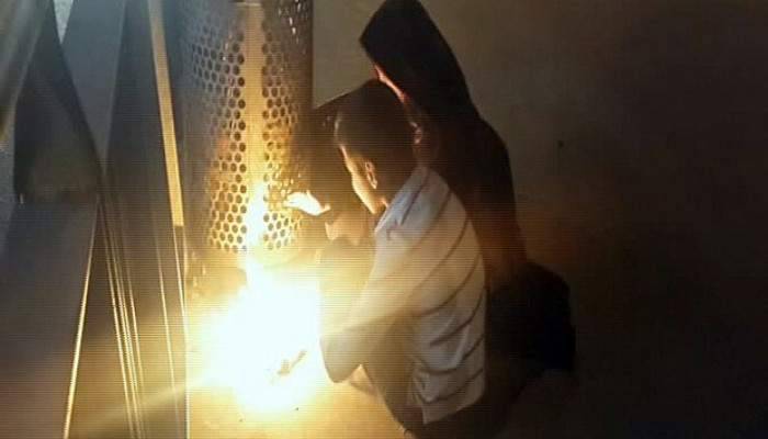 Sokakta kalan Suriyeli çocukların soğukla mücadelesi yürekleri burktu