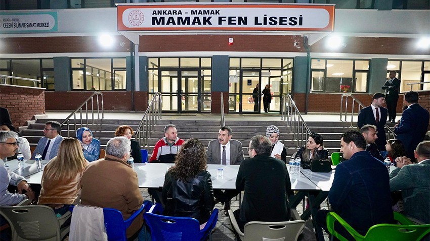 Bakan Tekin, Mamak Fen Lisesi’nin iftar sofrasına konuk oldu
