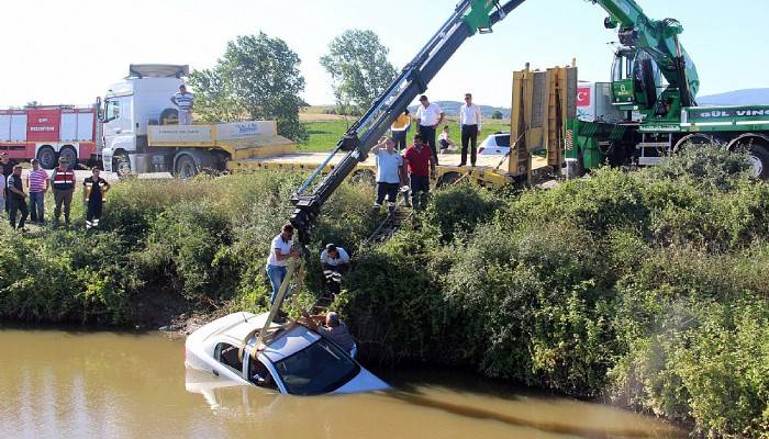 Gölete uçan araçtaki babasını kurtarmak için verdiği mücadeleyi anlattı (VİDEO)