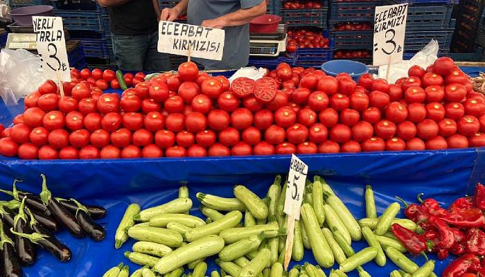 Pazar pazarında da domatese yoğun ilgi