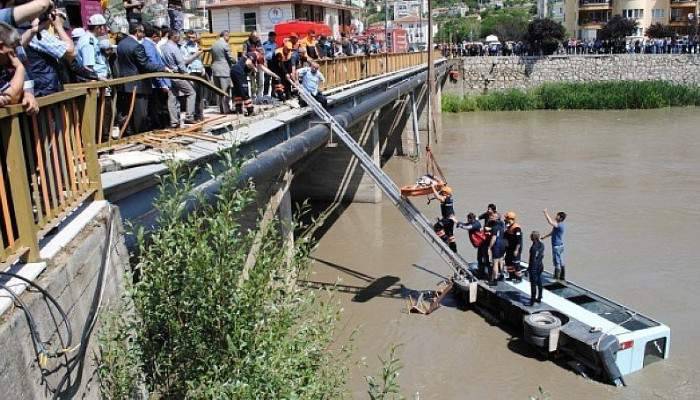  Minibüs ırmağa uçtu! 14 yaralı