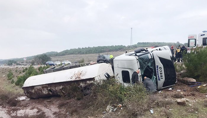 Ayvacık'ta Devrilen TIR'ın Sürücüsü Yaralandı