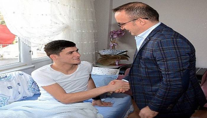 Turan, Lapseki’li gaziyi evinde ziyaret etti