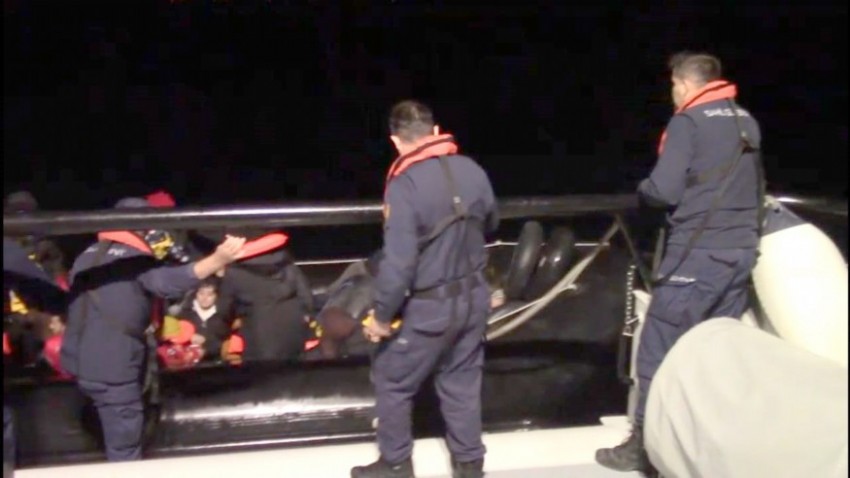 Sahil Güvenlik, Ezine'de Düzensiz Göçmen Taşıyan Botu Durdurdu: 38 Kişi Yakalandı