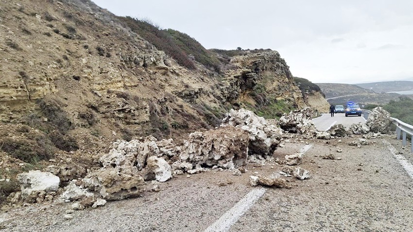 Bozcaada’da Heyelan: Yol Trafiğe Kapatıldı