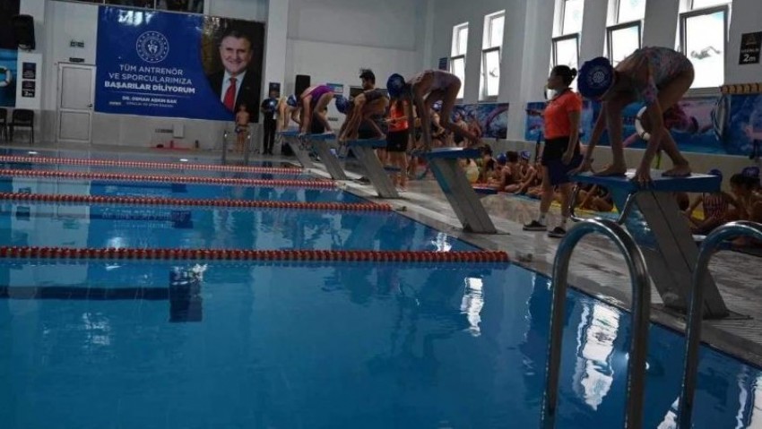 Biga'da yüzme yarışları düzenlendi