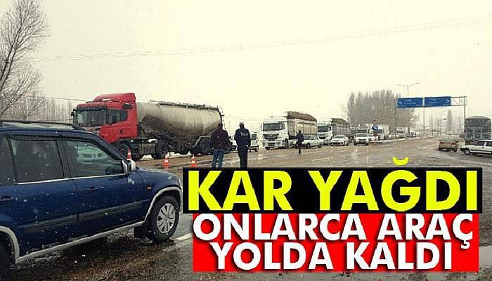 Kar onlarca aracı yolda bıraktı