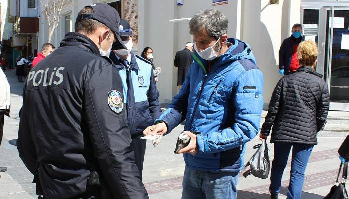 Çanakkale’de kimlik ve maske kontrolü yapıldı