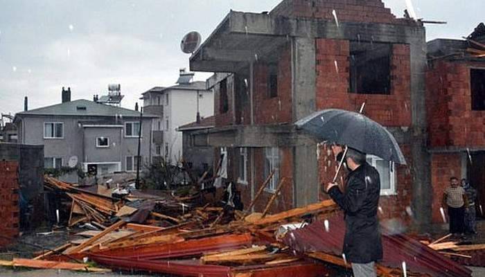 Düzce'de hortum çatıları uçurdu