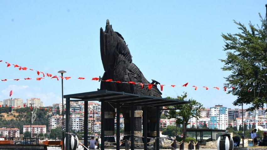 Çanakkale'de Otobüs Durakları Yenileniyor: Modern ve Konforlu Bekleme Alanları Geliyor