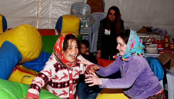 Deprem çocuklarına oyun çadırı