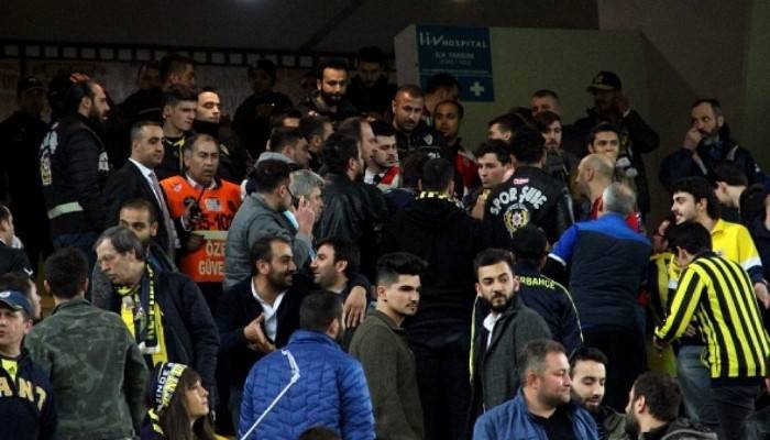 Fenerbahçe tribünde kavga çıktı