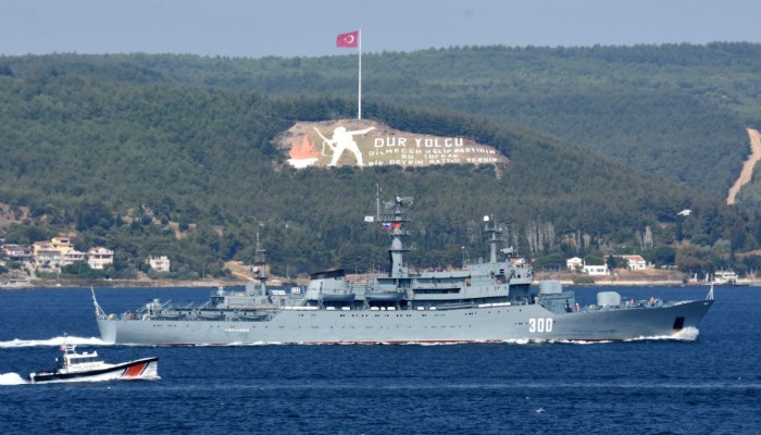 Rus savaş gemisi ’Smolnyy’ Çanakkale Boğazı’ndan geçti (VİDEO)