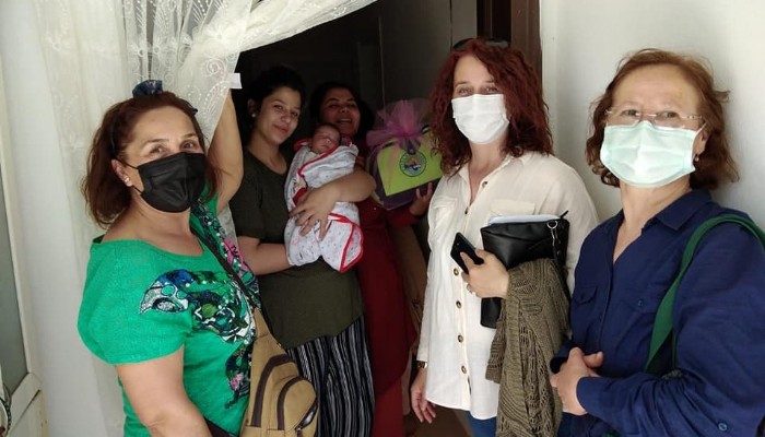 Lapseki’de CHP’li kadınlardan minik bebeğe sürpriz hediye