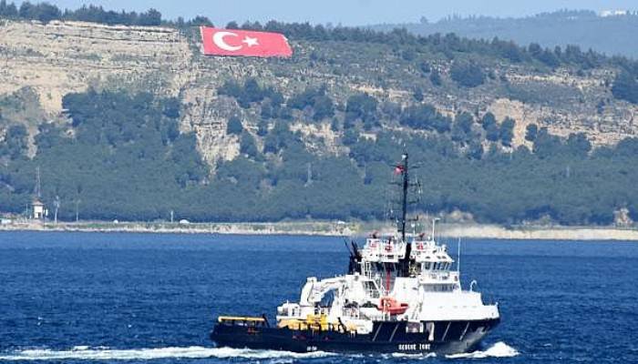 Rus askeri römorkörü Çanakkale Boğazı'ndan geçti (VİDEO)