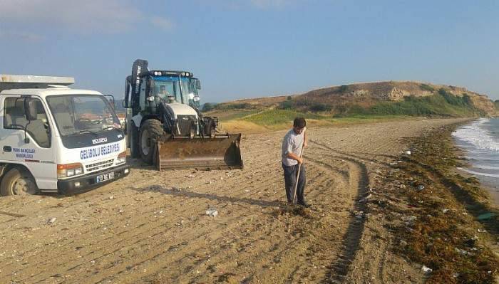 GELİBOLU’DA SAHİL TEMİZLİKLERİ DEVAM EDİYOR